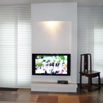 Tischlerei nipa Hamburg | Individuelle Einrichtungen aus Holz – Referenz Möbeltischler: Fernsehwand mit indirekter Beleuchtung für ein modernes Wohnzimmer