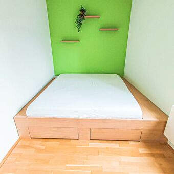 Tischlerei nipa Hamburg | Individuelle Einrichtungen aus Holz – Bett zwischen Wänden nach Maß mit Schubladen für Stauraum