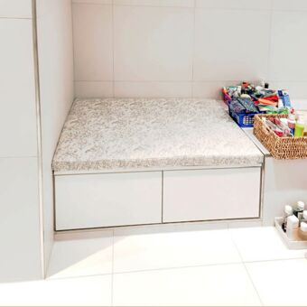 Tischlerei nipa Hamburg | Sitzbank mit Schubfächern an Badewanne für Stauraum im Badezimmer