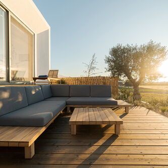 Tischlerei nipa Hamburg | Individuelle Holzterrasse mit Bank & Tisch vom Möbeltischler