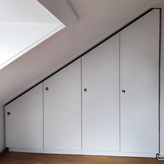 Tischlerei nipa Hamburg | Individuelle Einrichtungen aus Holz – Referenz Möbeltischler: maßgenauer Einbauschrank zur vollständigen Platzausnutzung von Dachschrägen