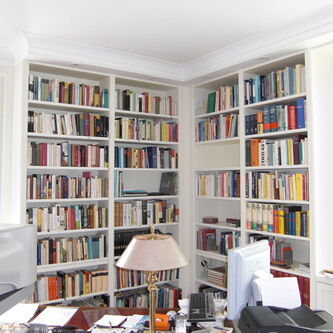 Tischlerei nipa Hamburg | Individuelle Einrichtungen aus Holz – Referenz Möbeltischler: Eckbibliothek für ein organisiertes Arbeitszimmer